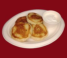 Оладьи с десертным соусом из сметаны