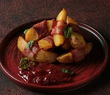 Картофель в беконе с соусом BBQ
