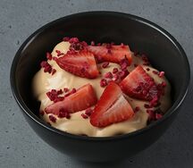 Сметанник с фундуком, фирменным кремом и клубникой