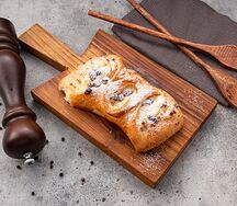 Булочка с творогом и изюмом