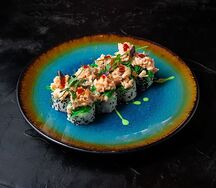 Ролл с креветкой шрирача