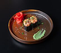 Гунканы с лососем спайси