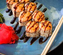 Запеченный ролл с копченой курицей