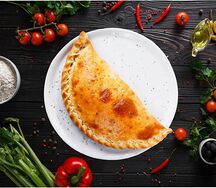 Кальцоне с ветчиной и грибами