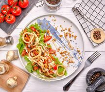 Теплый салат с чукой и кальмарами