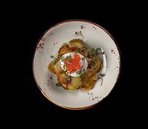 Жареный картофель с красной икрой и яйцом пашот