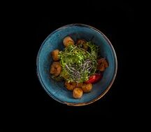 Теплый салат с морепродуктами