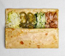 Блин-шаверма с томлёным куриным бедром и халапеньо