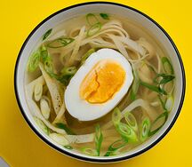 Куриный суп с варёным яйцом и томленым куриным бедром