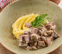 Язык говяжий с картофельным пюре и грибным соусом