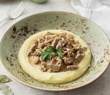 Строганов из свинины с картофельным пюре