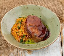 Стейк из шейного карбонада с тушеной капустой