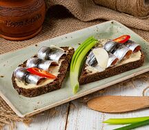 Бутерброды с килькой