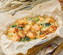 Запеканка из лосося со сливочным соусом