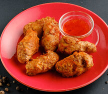 Острые хрустящие крылья с соусом сладкий чили