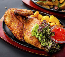 Цыпленок с запеченным картофелем и хреновиной