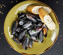 Мидии с соусом блю-чиз