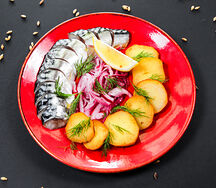 Скумбрия с печеным картофелем