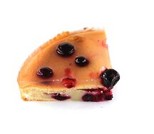 Шарлотка с ягодой