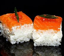 Оши с лососем и красной икрой