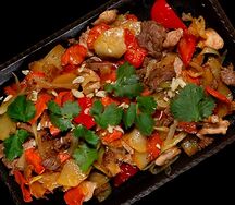 Жарёха с тремя видами мяса и овощами