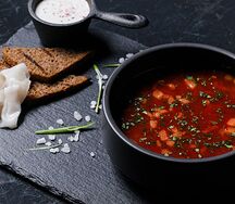 Борщ с гренками и салом