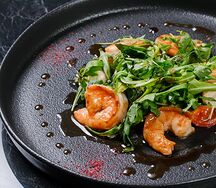 Салат с креветками, рукколой и мини-моцареллой