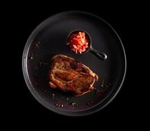 Стейк из cвинoй шеи BBQ с соусом сальса