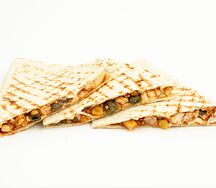 Кесадия с куриным филе и овощами