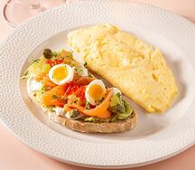 Тартин с лососем и скрэмблом