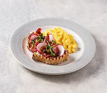 Тартин с ростбифом и скрэмблом