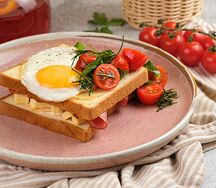 Сэндвич на тостовом хлебе с ветчиной, томатами и копченным сыром