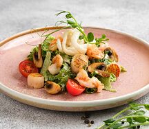 Теплый салат с морепродуктами