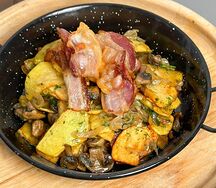 Картофель, жаренный с грибами и чипсами из бекона 