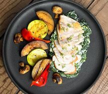 Индейка под шпинатно-сливочным соусом с овощами гриль 