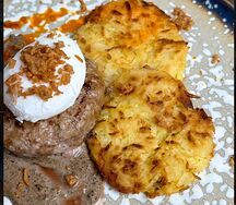 Бифштекс с картофельными драниками под перечным соусом 