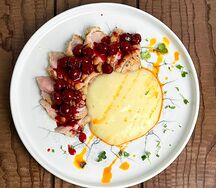 Утиная грудка с яблочной эспумой  и вишневым компоте   