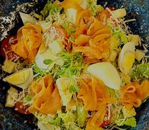 Салат Цезарь с красной рыбой