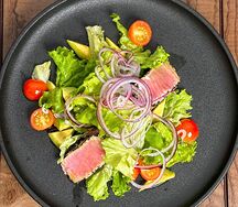 Салат с тунцом и авокадо 