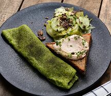 Шпинатный омлет с зеленым салатом и тостом