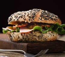 Бейгл с копченой индейкой, чоризо и соусом барбекю