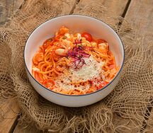 Паста арабиатта с креветками и кальмарами