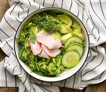 Зеленый салат с копченой индейкой