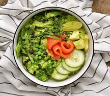 Зеленый салат с красной рыбой