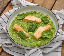 Куриная грудка со шпинатным птитимом, авокадо и кедровым орехом