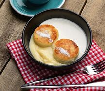 Домашние сырники со сметаной и топингом на выбор