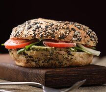 Бейгл с курицей, соусом песто и моцареллой