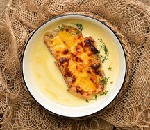 Сырный суп с гренкой