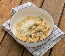 Паста с курицей, грибами и кедровым орехом