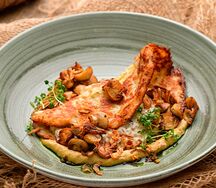 Картофельный драник с грибным жюльеном